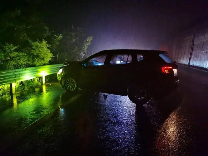 高速汽车过水路为什么失控（雨天高速车辆为什么失控）